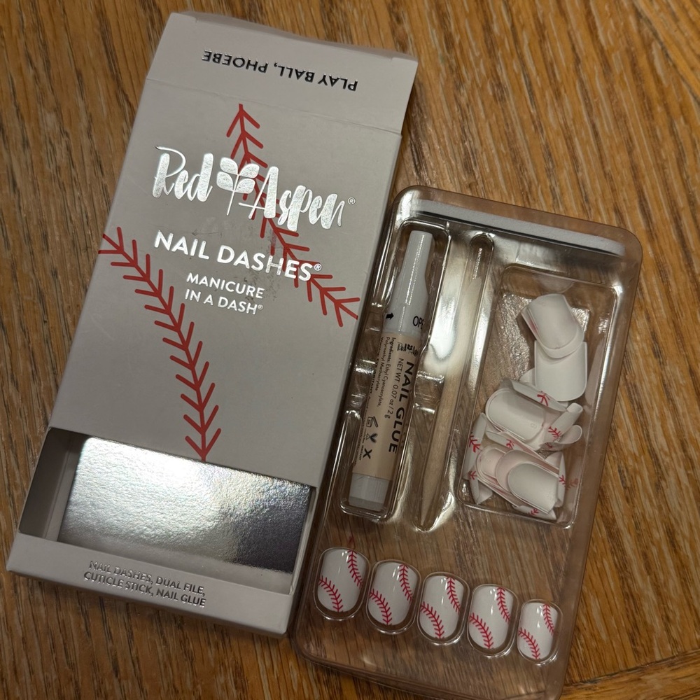 Red Aspen Play Ball, Phoebe White Baseball Nail Dashes Press-On Nails